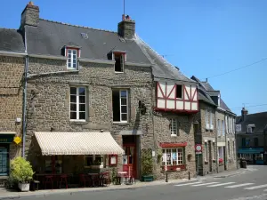 Lassay-les-Châteaux - Terrasse de café et façades de maisons de la cité