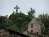 Lautrec - Maisons, moulin à vent, arbres et calvaire de la Salette