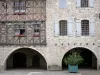 Lauzerte - Ciudad medieval, en el Quercy Blanc: casas con arcadas de la Place des de los ángulos