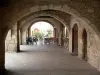 Lauzerte - La ciudad medieval: las arcadas de la Place des de los ángulos