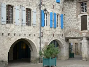 Lauzerte - Medieval Bastide fortified town: houses with arcades of the Place des Cornières square
