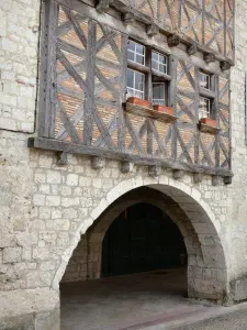 Lauzerte - Medieval Bastide fortified town: arcaded and timber-framed house of the Place des Cornières square 