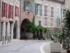 Lauzerte - Fachadas de casas a lo largo de una calle en el pueblo (casa de campo medieval)