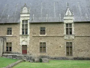 Laval - Façade du Vieux-Château de Laval - Musée d'Art naïf