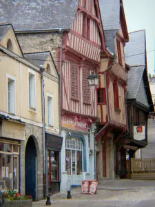 Laval - Maisons à pans de bois et boutiques de la Grande Rue