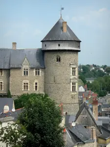 Laval - Donjon du Vieux-Château dominant les toits de maisons de la vieille ville
