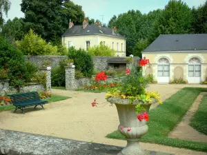 Laval - Jardin de la Perrine, avec l'orangerie (lieu d'expositions temporaires) et l'Espace Alain Gerbault ; pot de fleurs en premier plan