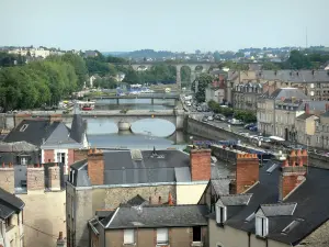 Laval - Vue sur les toits de la ville et les ponts enjambant la rivière Mayenne