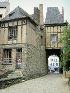 Laval - Porche d'entrée du Vieux-Château