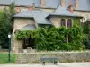 Laval - Promenade dans la cour fleurie du Vieux-Château