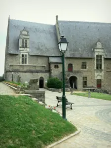 Laval - Promenade dans la cour fleurie du Vieux-Château