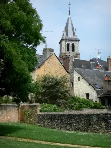 Laval - Vue sur le clocher de la cathédrale de la Sainte-Trinité et les maisons de la vieille ville