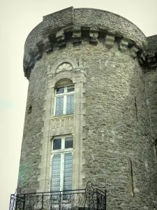 Laval - Tour à mâchicoulis de la porte Beucheresse