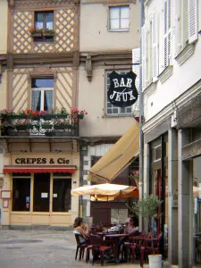 Laval - Terrasse de café et façades de maisons de la vieille ville