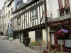 Laval - Fachadas de casas na Grande Rue, uma das quais é enxaimel