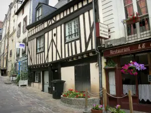 Laval - Façades de maisons de la Grande Rue, dont une à colombages