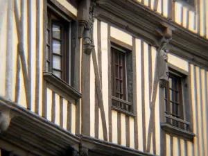 Laval - Façade d'une maison à pans de bois de la vieille ville