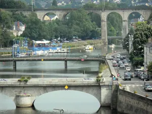 Laval - Vallée de la Mayenne : ponts et viaduc enjambant la rivière Mayenne ; halte fluviale de Laval