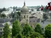 Laval - Vue sur la chapelle Saint-Julien et les bâtiments de la ville