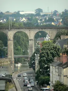 Laval - Viaduc sur la Mayenne, quai Béatrix de Gavre et façades de la ville