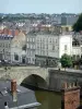 Laval - Pont-Vieux no Mayenne e fachadas da cidade