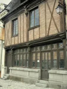 Laval - Façade d'une maison à pans de bois de la vieille ville