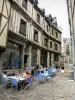 Laval - Pub terraço e fachadas de casas em enxaimel na Rue de la Trinité; Catedral da Santíssima Trindade em segundo plano