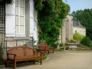 Laval - Jardin de la Perrine : Musée-école de la Perrine, bancs et fleurs