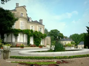 Laval - Jardin de la Perrine : Musée-école de la Perrine (à gauche), Espace Alain Gerbault, orangerie, bassin et pots de fleurs