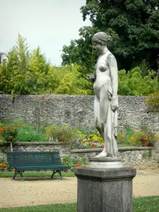 Laval - Jardin de la Perrine : statue, banc et parterres de fleurs