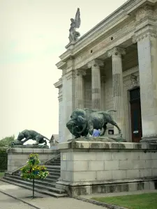 Laval - Entrée du musée des Sciences avec ses sculptures animalières