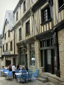 Laval - Terrasse de pub et maisons à pans de bois de la vieille ville