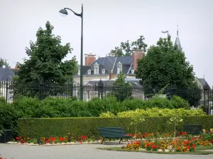 Laval - Bancs entourés de parterres de fleurs