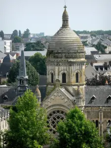 Laval - Chapelle Saint-Julien et bâtiments de la ville
