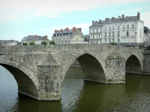 Laval - Pont-Vieux enjambant la rivière Mayenne et façades de la ville