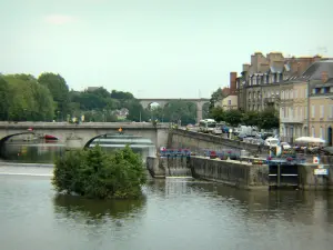 Laval - Pont et viaduc sur la Mayenne, et façades de la ville