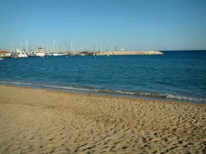 Le Lavandou - Zandstrand van het resort, Middellandse zee, boten en jachten in de jachthaven