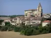 Lavarden - Torre sineira da igreja Saint-Michel, Castelo Lavardens, telhados de casas de aldeia (castelnau), árvores e campos