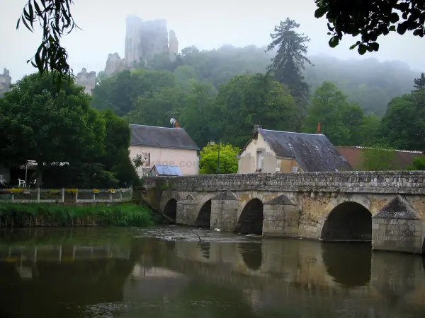 Lavardin - Puente gótico sobre el río (el Lirón), casas de pueblo, los árboles y las ruinas del castillo que domina toda la