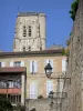 Lectoure - Clocher-tour de la cathédrale Saint-Gervais-Saint-Protais, façade de l'hôtel de ville (ancien palais épiscopal) et lanternes murales ; dans la Lomagne gersoise