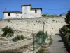 Lectoure - Jardin potager, ruelle, lampadaire, remparts (fortifications) et maisons de la vieille ville