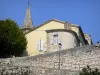 Lectoure - Remparts (fortifications), lampadaire, maisons de la vieille ville et clocher de l'église du Saint-Esprit