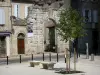 Lectoure - Place du Général de Gaulle, avec bancs et arbre, rue Nationale et portail de l'hôtel des Trois Boules