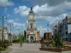 Lens - Plaats versierd met bloemen en struiken, huizen, kerk van St. Leger en wolken in de lucht