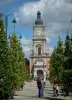 Lens - Met bomen omzoomde laan, Saint-Leger kerk en wolken in de lucht