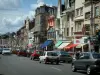 Lens - Straat met auto's, winkels, huizen en wolken in de lucht