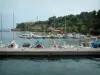 Lérins-eilanden - Île Sainte-Marguerite pier, afgemeerde boten, huizen in het dorp, bos en Fort Royal