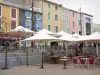 Leucate - Leucate dorp in het Regionale Natuurpark van Narbonne in de Middellandse Zee: Plein van de Republiek met zijn kleurrijke gevels en terrasjes in de schaduw parasols