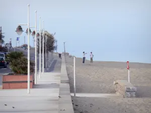 Leucate - Leucate Plage, im Regionalen Naturpark Narbonnaise en Méditerranée: Promenade versehen mit Strassenlaternen und Sandstrand