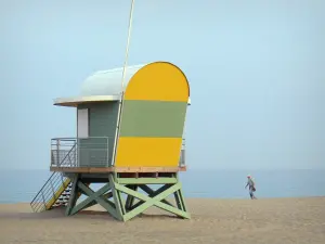 Leucate - Leucate Plage, im Regionalen Naturpark Narbonnaise en Méditerranée: Sandstrand, Rettungsstelle und Mittelmeer